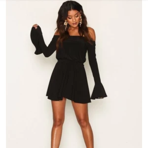  - Säljer denna jumpsuit från Nelly, använd en gång. Säljes pga lite för stor så har köpt en mindre storlek. Nypris 399:-