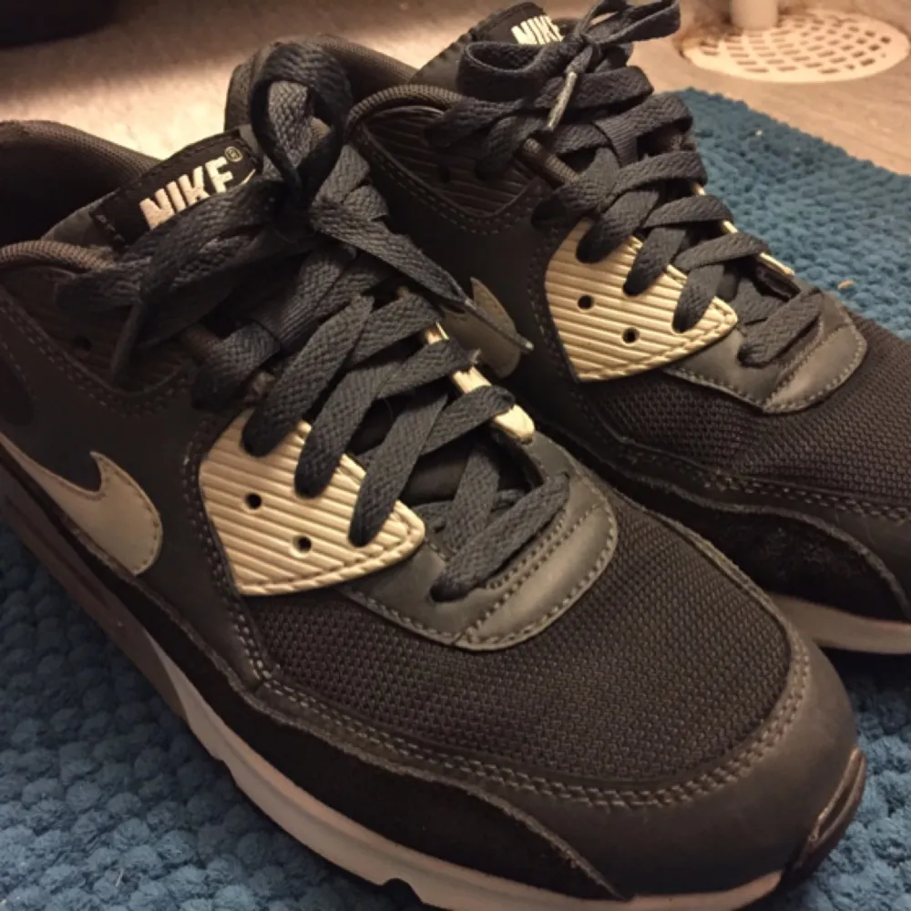 Air Max 90, size 41, 350kr eller bud.   Köparen betalar frakt, alt möts i gbgay.  Katt finns i hemmet men rollar allt jag säljer.  . Skor.