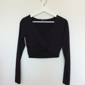  - Crop top från bikbok, sparsamt använd.