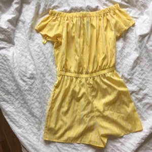  - Supersöt, oanvänd playsuit med off-shoulderaxlar. Köpt på Primark i Berlin. 