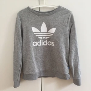  - Helt ny adidas tröja, använd en gång. Storlek XS. Nypris 600kr. 
