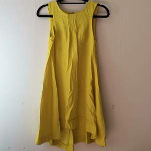 Så fin! Gul klänning A-linjeformad från hm trend. Oanvänd. Säljes pga för liten.