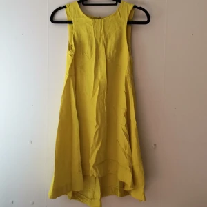  - Så fin! Gul klänning A-linjeformad från hm trend. Oanvänd. Säljes pga för liten.