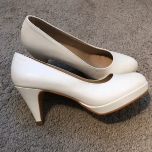  - Jag säljer ett par super snygga klackar i storlek 37. De står att de är storlek 38 men jag skulle säga att de är 37. För jag som vanligt vis har 38 får inte på mig dom, så därför är dom aldrig använda. Prislappen sitter kvar. Dom är köpta på din sko. 