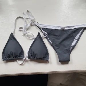  - Svinsnygg (& slutsåld) bikini från märket Aim'n.  Säljes pga fel storlek. Använd 1 gång, därför finns inte prislapparna kvar. Bild 2 är lånad från google, för att visa bikinin bakifrån🌼 Priset är inklusive frakt. Nypris 250kr/del, dvs 500kr för setet.💃