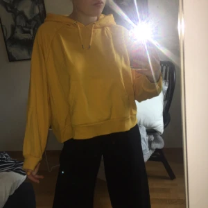 - Gul skitsnygg hoodie ifrån monki men som tyvärr är förstor till mig :( Nästan aldrig använd och köpt för 250kr 