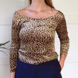 Festlig tröja i leopardmönster köpt second hand. Det finns ingen etikett men den passar min syster (modell på bild) som är S upptill fint! Frakt tillkommer.