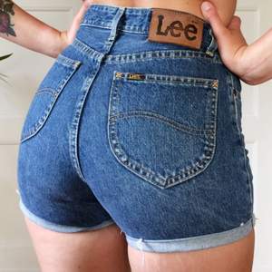 Jeansshorts från Lee från avklippta jeans. Dessa har varit ett par favoriter! Passar en XS/S fint. Min syster som är modell på bilden har vanligen S/M i byxor så dessa är lite små på henne. Frakt tillkommer.