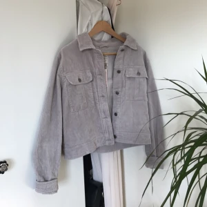  - Jättesnygg mjuk jacka i grått manchestertyg, aldrig använd! Strl. S. Säljer pga har för många jackor och denna förtjänar lite kärlek<3 frakt tillkommer!