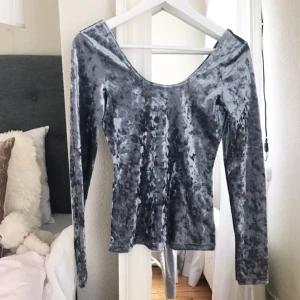  - Sametströja från monki, urringad i ryggen, knappt använd!