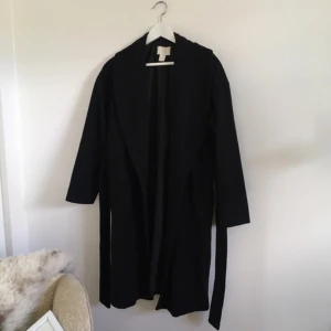  - Jättemysig höstkappa från H&M conscious collection. Fint skick!