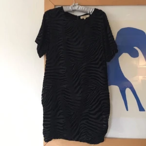  - Whyred knappt använd klänning i tigermönster i sammet 🐅