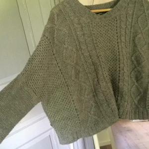  - Fin grå stickad tröja från Gina Tricot. Superbra skick och sparsamt använd 🌹frakt tillkommer