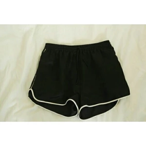  - oanvända shorts från nelly.com i silkigt material