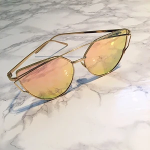  - Snygga solbrillor i roséguld med spegelyta