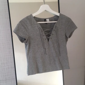  - Tröja från H&M i fint skick. Snörning fram, sitter tight på mig som har S-M men passar även XS! 