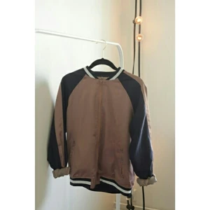  - oanvänd bomberjacka från nelly.com, glansigt material