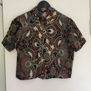  - Crop-top skjorta från Boohoo! Sparsamt använd! Bra skick! Köparen står för frakten! Betalningen sker via swish! 