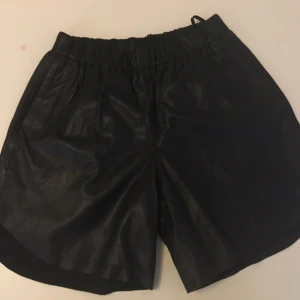  - Moss copenhagen äkta skinnshorts storlek xs