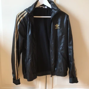  - Vindjacka från Adidas originals, Strl 40.
