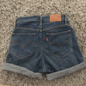  - Helt oanvända Levis shorts