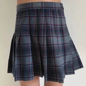  - En rutig American Apparel kjol, säljes. Hämtas helst i Göteborg, men kan fraktas till dig också. Passar också till folk som bär på XS. Du står för frakten.