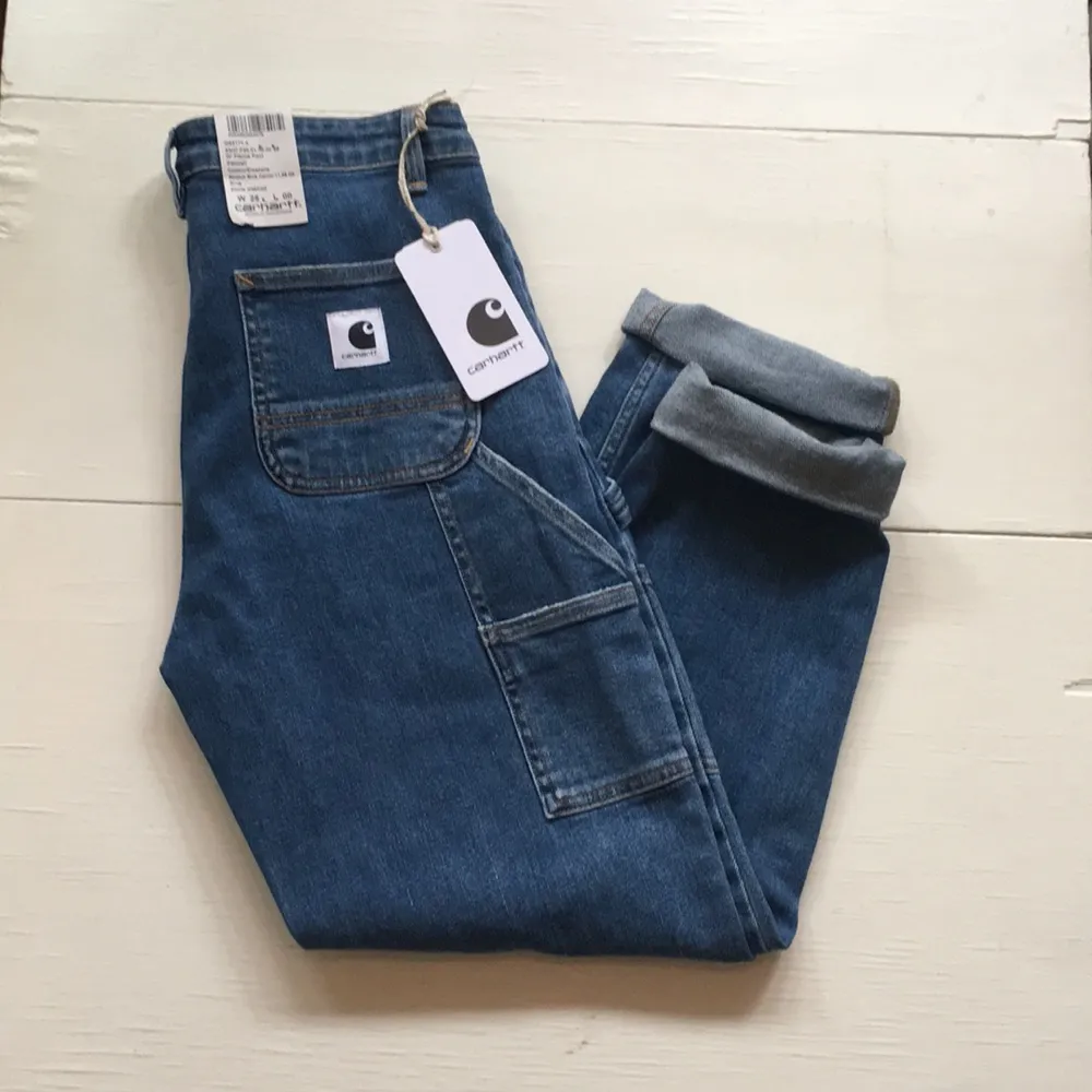 Carhartt jeans, helt nya se bild! Säljes pga fel storlek. Ordinarie pris runt 1000 kr.   För mått:  https://m.caliroots.com/carhartt-w-pierce-pant-i022171-01-06/p/62307. Jeans & Byxor.