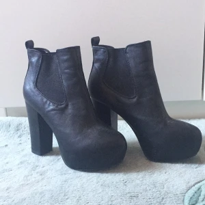  - Säljer dessa SJUKT SNYGGA klack skorna som är super sköna att gå i🎀 svarta med ca 10-11 cm klack! Sjukt snygga att ha att gå ut med. Köparen står för frakten