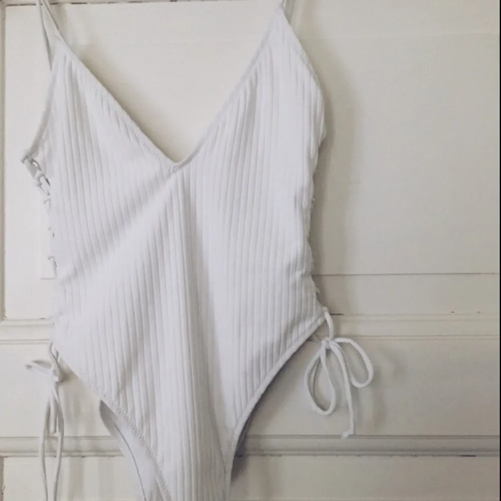 Jättefin vit baddräkt från Zara! Den är helt ny med prislapp kvar, har endast prövat den med underkläder under. Säljer pågrund av fel storlek.. Övrigt.