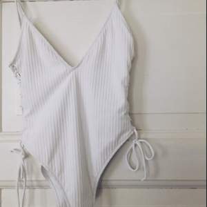 Jättefin vit baddräkt från Zara! Den är helt ny med prislapp kvar, har endast prövat den med underkläder under. Säljer pågrund av fel storlek.