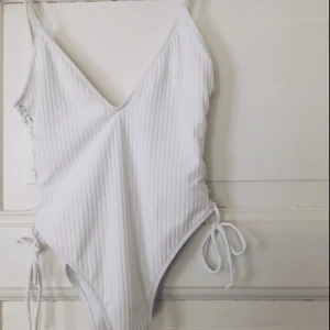  - Jättefin vit baddräkt från Zara! Den är helt ny med prislapp kvar, har endast prövat den med underkläder under. Säljer pågrund av fel storlek.