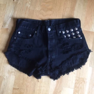  - shorts i svart med nitar från Levis. Knappt använda. Passar XS-S. 