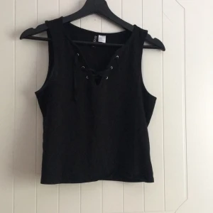  - Fint linne med snörning framtill. Frakten står köparen för. Betalning sker via swish. 