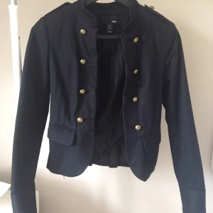  - Jacka från H&M. Använd en gång. Köparen står för frakten 🌺