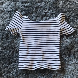 - Off-shoulder magtröja som är ribbad! Mjukt material, väldigt töjbar😊