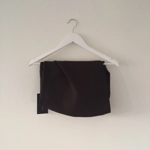  - Mörkgrön kjol med med vikning i fram. Från Zara, oanvänd.