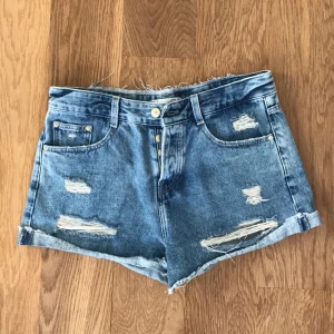  - Jeansshorts från Zara, är storlek 34 men passar bättre på en 36/mindre 38. Superfint skick, endast använda 1 gång!