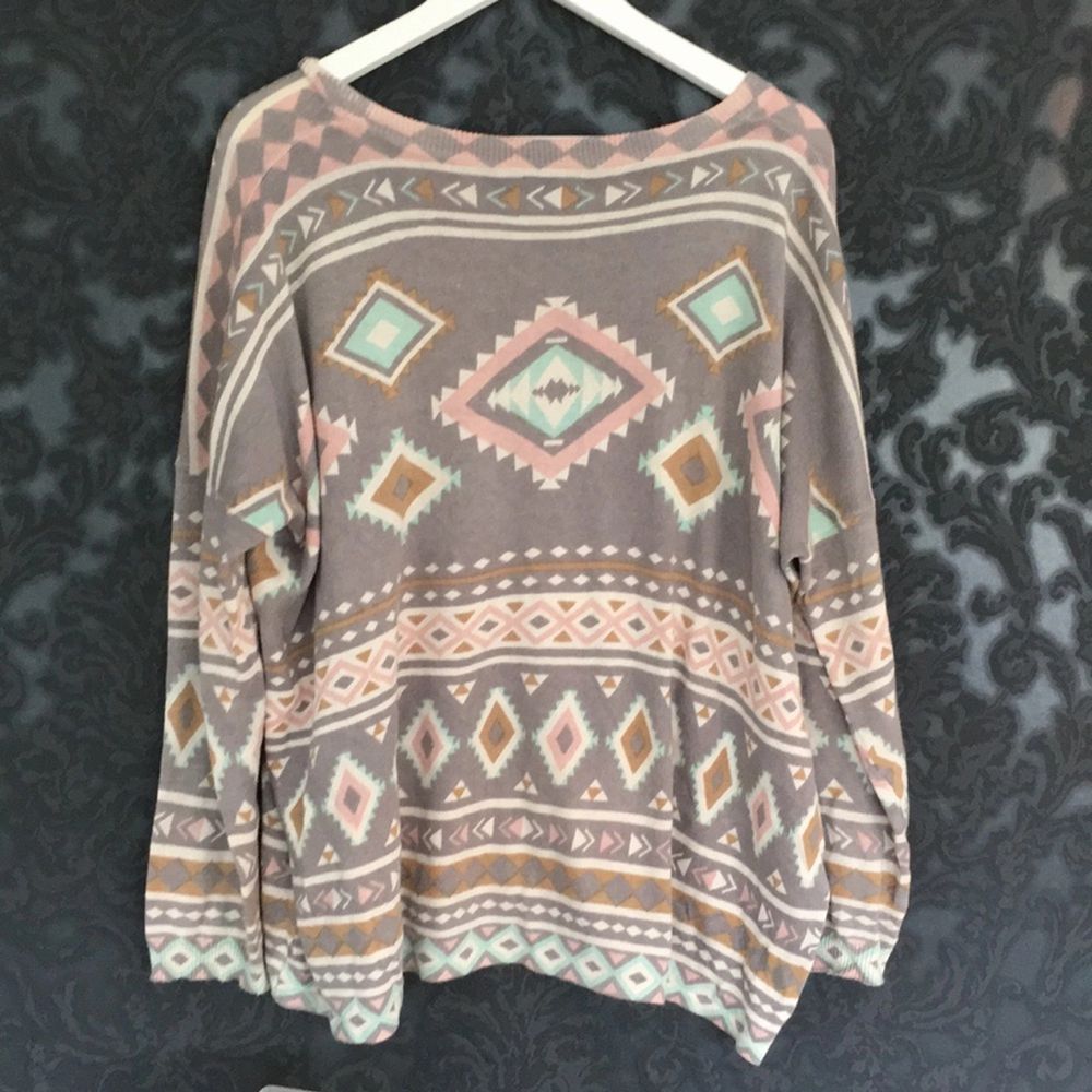 En snygg tröja med massa mönster från bikbok, loosefit.. Tröjor & Koftor.