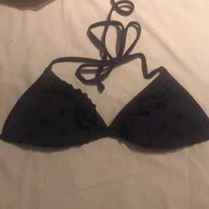  - Bikini i storlek 34, mörkblå. Köparen står för eventuell frakt