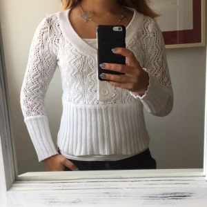  - Vit, stickad kofta i storlek Small/36 men passar även folk med XS/34 då den är väldigt tight. Knappt använd och fläckfri! Kan mötas i Göteborg, frakt tillkommer annars.