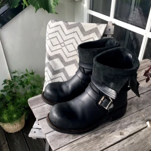  - Säljer mina svarta Primeboots i storlek 37. Snygga att ha både nedvikta och raka. Nypris 3299kr, säljer dom för 900kr, frakt ingår! 