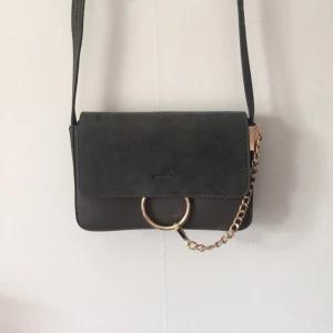  - Liten grå axelremsväska, inspirerad av Chloé