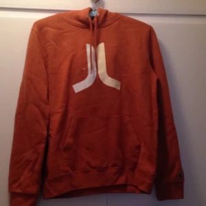  - Hoodie från WESC. Tegelröd i strl L. Använd men i gott skick. Ordpris 799 kr på NK.