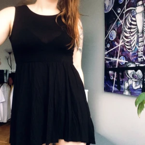  - Klänning i tunt tyg från h&m, vattenfallskjol!