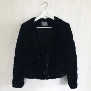  - Faux fur jacka från Vero Moda i storlek S säljes för 100kr, frakt tillkommer. Betalning sker via swish. 