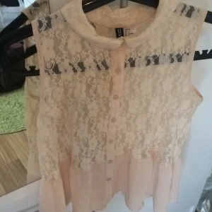  - Fin sommartopp i spets, sparsamt använd 🌸