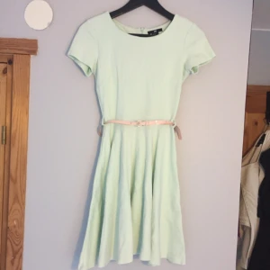  - En jätte söt mint grön klänning i storlek XS med ljusrosa skärp som medföljer, från H&M.