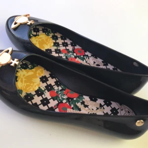  - Ballerinaskor Vivienne Westwood for Melissa Black. knappt använda för att de är lite större än vanligt. Storlek 36. Köpare står för frakt. 