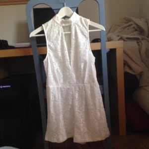  - Vit playsuit från ASOS, endast testad & den var lite för liten, så därför vill jag bli av med den. Passar någon med strl S/XS skulle jag påstå. 