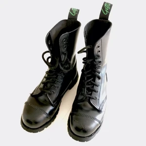  - DRÖMKÄNGORNA från Dr Martens "Getta grip" i storlek 36. Stålhätta 10-håls. Originalet tillverkas inte längre och de är därför svåra att få tag i. Jag har använt dem ett fåtal gånger och vårdat dem omsorgsfullt, så de är nästintill oanvända.